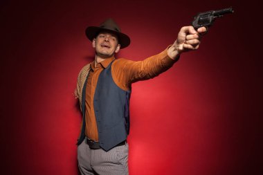 kovboy bir tabancayla, silahlı bir şapkalı bir altın avcısı macera adamı