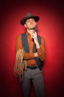 kovboy bir tabancayla, silahlı bir şapkalı bir altın avcısı macera adamı