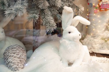 Noel tavşan, süsleri ve yılbaşı oyuncakları