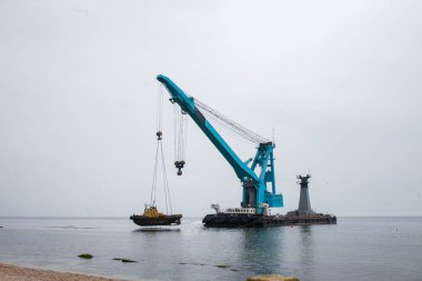 büyük bir yüzen vinç Odessa bir mavna karaya kaydeder
