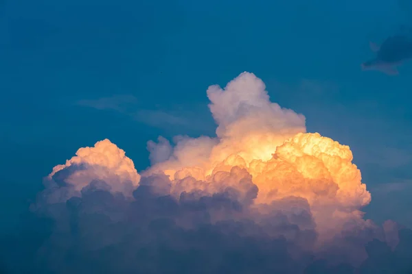 Низкий Вид Оранжевых Облаков Заката Неба — стоковое фото