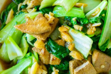 Domuz eti makinesini karıştır, tabağa sebze ekle..