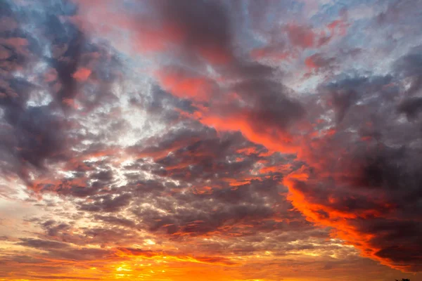 Obloha Plná Mraků Během Východu Slunce — Stock fotografie