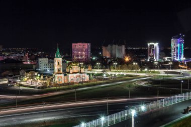 Fotoğraf gece Barnaul ve çok güzel bir tapınak bir parça gösterir.