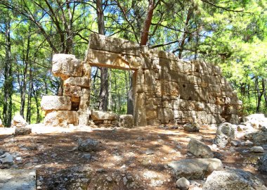 Antik Roma mimarisi taş kalıntıları. Phaselis, Antalya İli, Türkiye                               