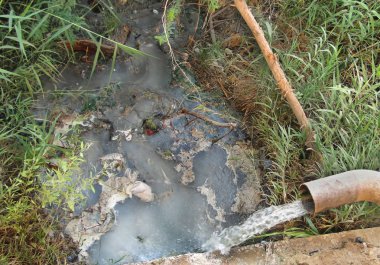 İnsanlar tarafından çevre kirliliği. Yerli çöpte bir depolama yığını                              