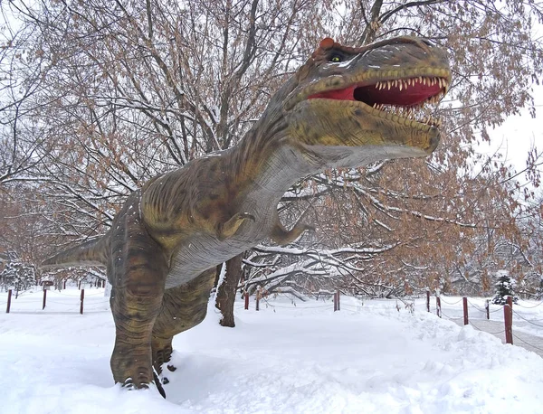 冬の森で Carnotaur 古代の動物の絶滅 — ストック写真