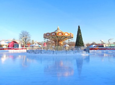 Büyük çocukların atlıkarınca. Sürünen kış atlıkarınca.                               