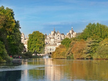 St James's Park'a ve Buckingham Sarayı, Londra gölde                             