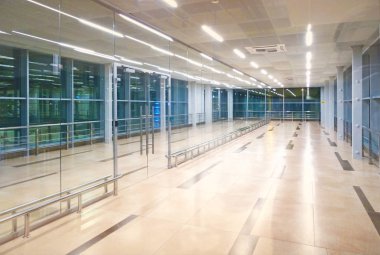 Kalkış kapısı Uluslararası Havaalanı'nda yakın havaalanı salonda boş koltuk tezgah.                                                                                                                              