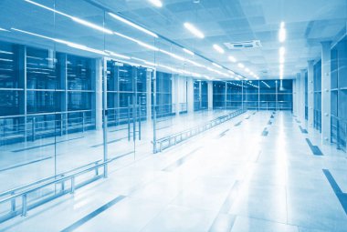 Kalkış kapısı Uluslararası Havaalanı'nda yakın havaalanı salonda boş koltuk tezgah.                                                                                                                              