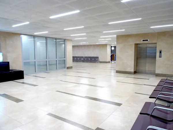 Banco Asientos Vacíos Sala Del Aeropuerto Cerca Puerta Salida Aeropuerto — Foto de Stock