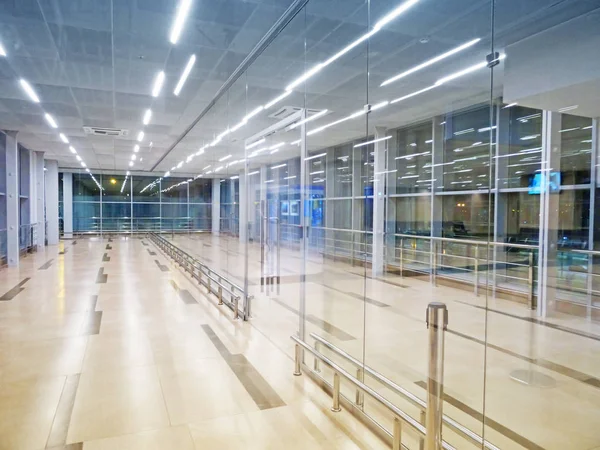 Banco Assentos Vazio Sala Aeroporto Perto Portão Partida Aeroporto Internacional — Fotografia de Stock