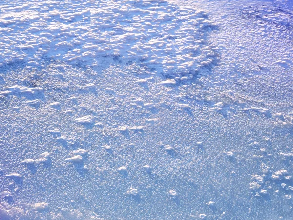 Um campo coberto com uma neve na temporada de inverno . — Fotografia de Stock