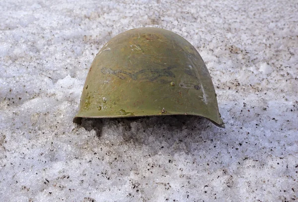 Soldier's helm liggend in de sneeuw — Stockfoto