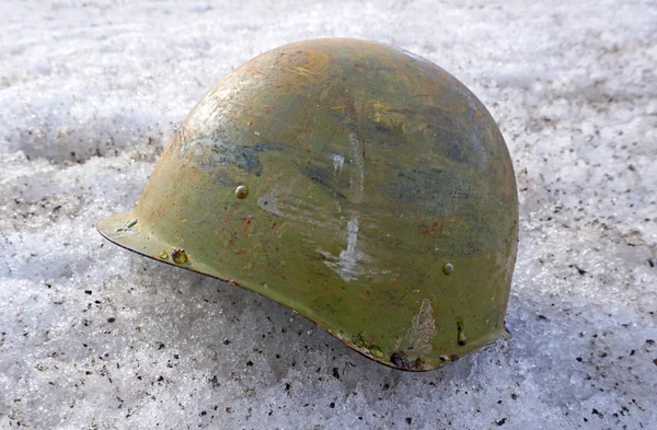 Soldier's helm liggend in de sneeuw — Stockfoto