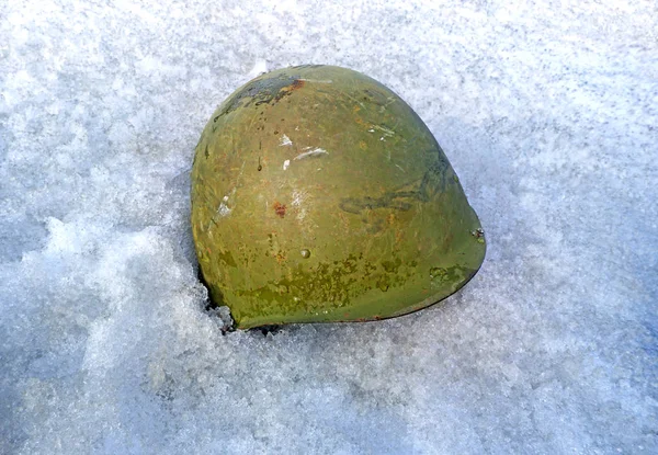 Soldier's helmet lying on the snow — Stock Photo, Image