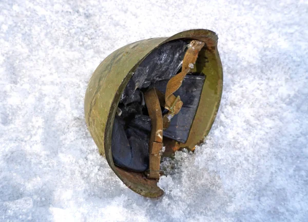 Soldier's helm liggend in de sneeuw — Stockfoto