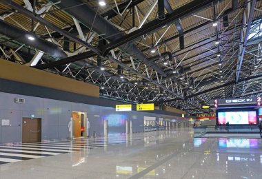 Kalkış kapısıyakınındaki boş havaalanı salonu