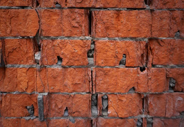 La destrucción de la pared de ladrillo . — Foto de Stock