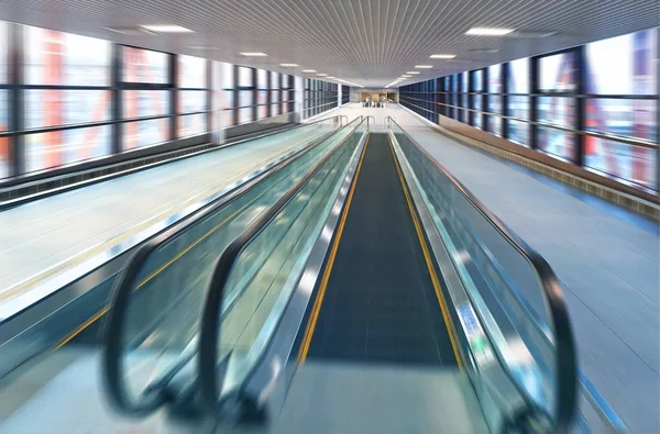 Caminhadas em movimento no aeroporto — Fotografia de Stock