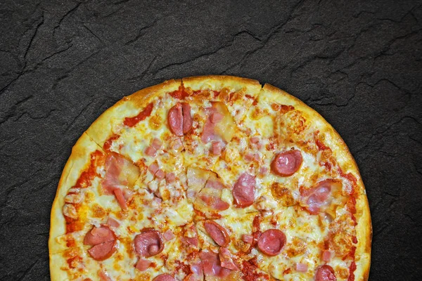 Fond alimentaire avec pizza — Photo