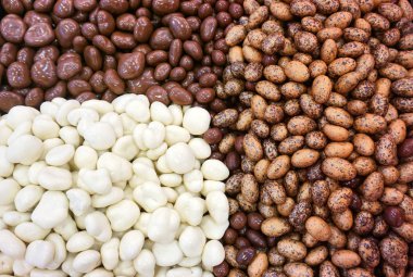 Beyaz ve siyah çikolatalı şekerler