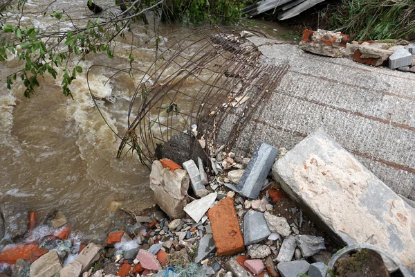 Pont Détruit Après Une Inondation Dans Village Dans Forêt — Photo