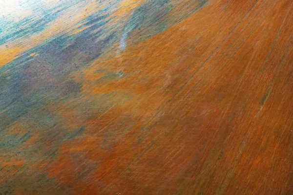 Siyah verdigrili eski yıpranmış fıçı duvarına yakın çekim.