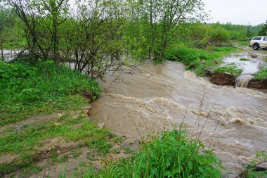 Ormandaki bir köyde sel baskınından sonra köprüyü yıktılar.                                