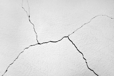 Endüstriyel binada çatlak olan beton bir duvar tasarımın ve dokuların için harika.                                