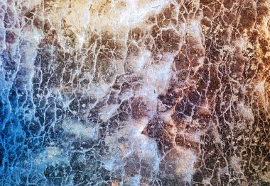 Gölgeli ve çatlaklı renkli taş duvar dokusu                               