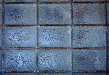 Döşeme ve endüstriyel inşaat için kullanılan kabartmalı elmas desenli eski kırmızı çelik levha..                                                              