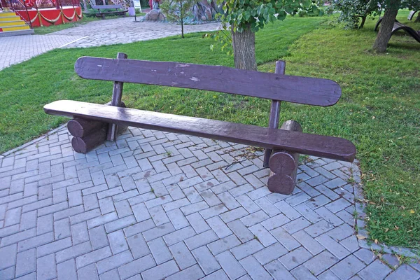 花园的棕色木制长椅 布伦奇在公园里 — 图库照片