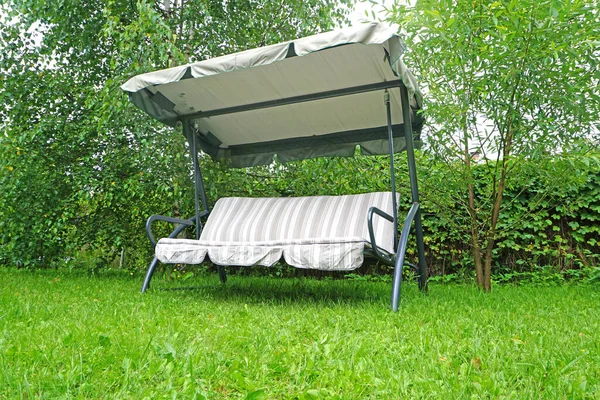 Bahçe kanepede yazın açık havada salıncak                               