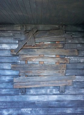 Eski bir binanın pencereleri karanlık tonlarda kapatılmış.                                                              