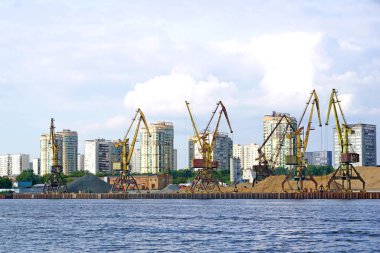 Gemi yapım tesisi. Gemi binasında vinç operasyonu, ticari, deniz, nehir, liman. Nehir limanındaki vinçlerle yükleme, boşaltma (rıhtım)).                                                               