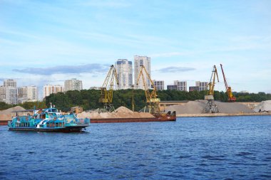 Gemi yapım tesisi. Gemi binasında vinç operasyonu, ticari, deniz, nehir, liman. Nehir limanındaki vinçlerle yükleme, boşaltma (rıhtım)).                        