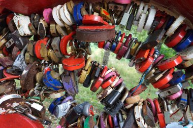 Kalplerin kilitlerine farklı renkte ve şekillerde yakın çekim sonsuz aşkın işareti olarak çitlerde asılı.                                                              