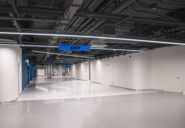 Stadyumun iç tarafındaki metal yapı binası.