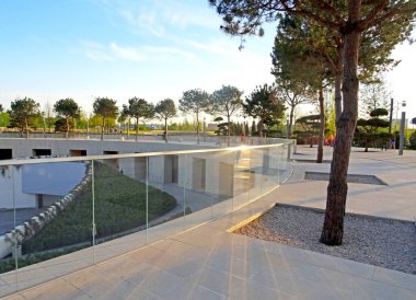 Erken bahar parkı. Şehir parkında günbatımı.                               