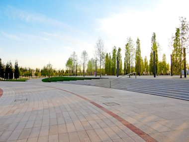 Erken bahar parkı. Şehir parkında günbatımı. 