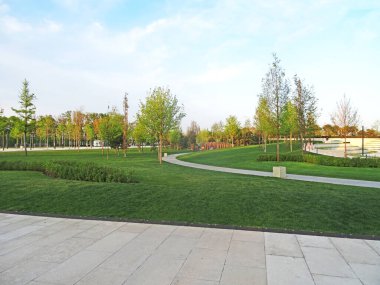 Erken bahar parkı. Şehir parkında günbatımı.                               