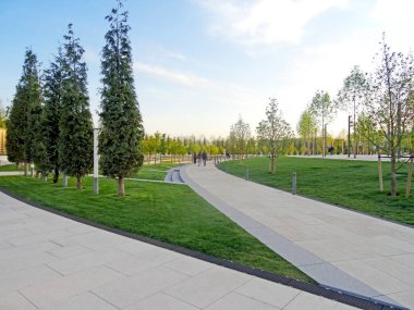 Erken bahar parkı. Şehir parkında günbatımı.                               