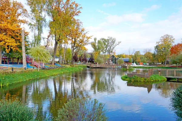 Şehirdeki Autumn Park Sonbahar Parkında Gölet — Stok fotoğraf