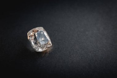 Beyaz topaz, siyah kağıt üzerindeki mücevherler için değerli taşlar.