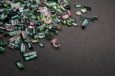 Pek çok farklı doğal değerli taş koleksiyonu, siyah kağıt üzerindeki mücevherler için değerli taşlar.