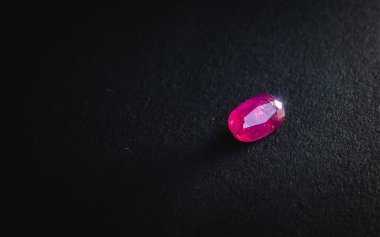 Kırmızı yakut, siyah kağıt üzerinde değerli taşlar.