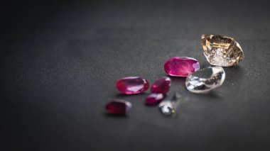 Kırmızı yakut ve topaz koleksiyonu, siyah kağıt üzerindeki mücevherler için değerli taşlar.