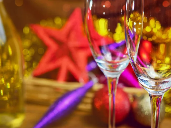 Jul-och nyårs abstrakt bakgrund med dekorationer och champagneglas. — Stockfoto